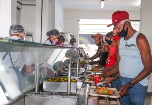 Mais de 800 pessoas participam de almoço solidário no Restaurante Popular da Prefeitura