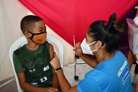 Crianças com idade entre 05 e 11 anos de idade receberão a dose de reforço nesta segunda-feira (21)