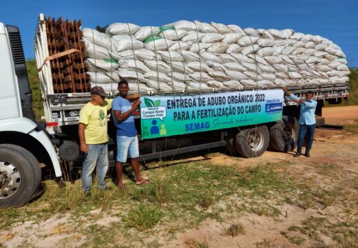 Prefeitura de Alagoinhas inicia entrega de adubo aos agricultores familiares; nesta quinta (19) serão contempladas as comunidades Novo Paraíso, Mangueira, Ladeira Grande e Sauípe