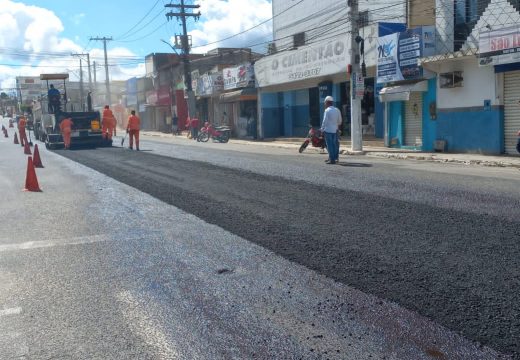 Rua Doutor João Dantas, em Santa Terezinha, recebe obras de requalificação asfáltica