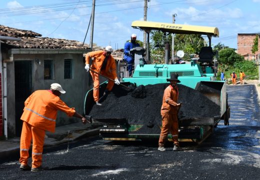 A semana começa com pavimentação asfáltica na Rua Serrinha pela Prefeitura Municipal de Alagoinhas