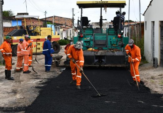 Dando continuidade a investimentos em infraestrutura, Prefeitura realiza pavimentação da Rua da Ilha
