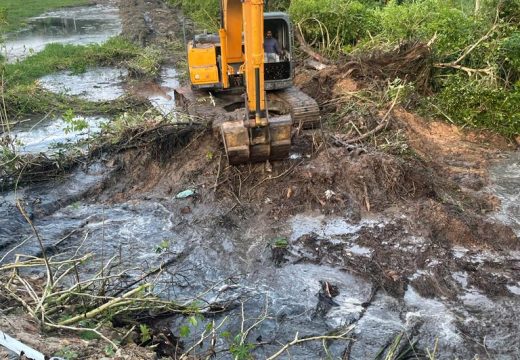 Ações de limpeza e desassoremento de rios, canais e lagoas são executadas pela Prefeitura de Alagoinhas