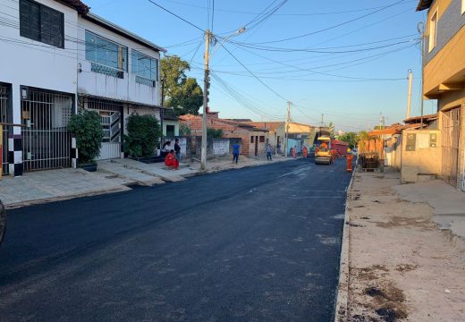 Rua Alto do Camaçari recebe asfalto e a 10 de Novembro é requalificada