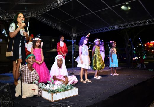 Natal Iluminado segue até sexta-feira (23), com apresentações natalinas no estacionamento da prefeitura
