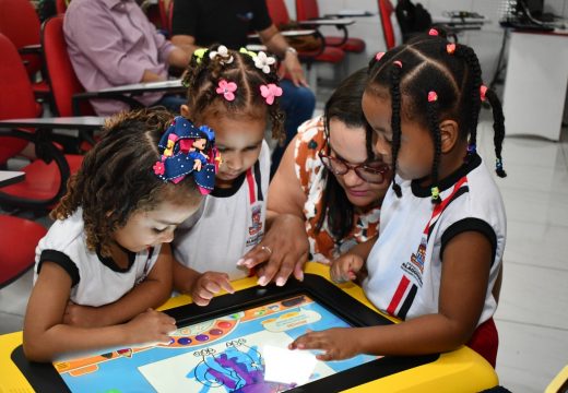 Aprender brincando é mais divertido: creches e ensino infantil ganham mesas interativas direcionadas ao aprendizado