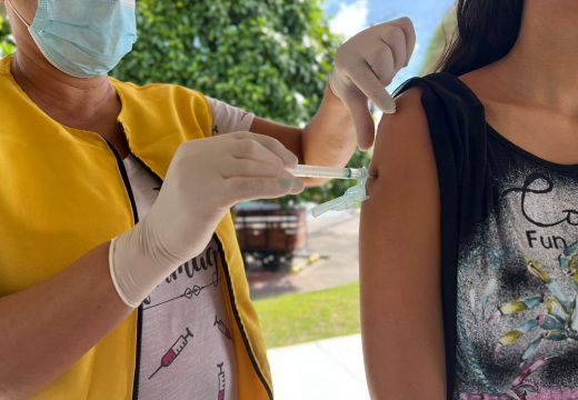 Equipe da Vigilância em Saúde leva vacinação à população em condomínios