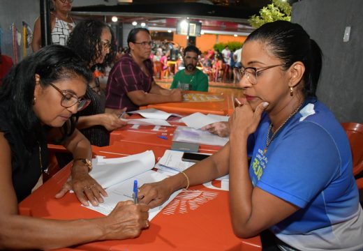 REURB: 140 famílias do bairro Novo Horizonte assinam as plantas de suas casas para emissão das escrituras