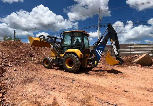 SEMAG recebe retroescavadeira para impulsionar manutenção das estradas vicinais