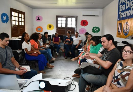 Profissionais da rede pública municipal participam de oficina do Programa A Tarde Educação