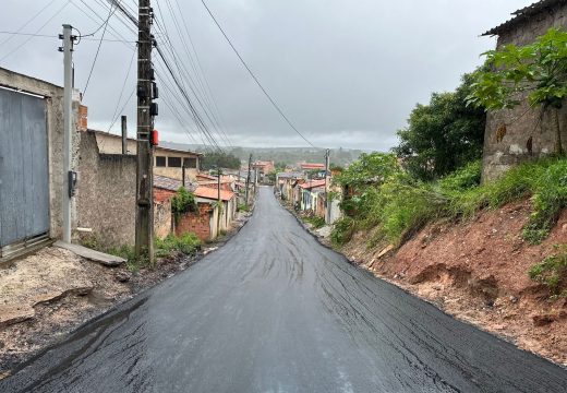 Alagoinhas+: programa de obras da Prefeitura leva asfalto à rua Guanabara, conhecida como “Quebra-Pescoço”