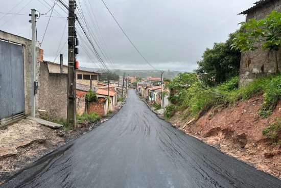 Alagoinhas+: programa de obras da Prefeitura leva asfalto à rua Guanabara, conhecida como “Quebra-Pescoço”