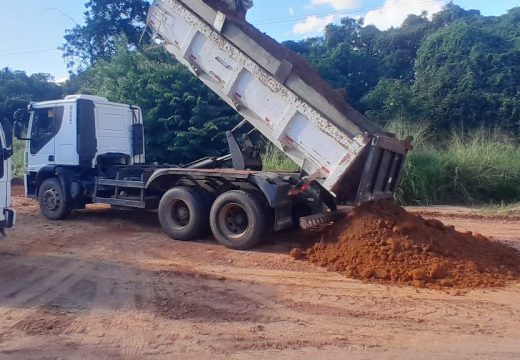 Projeto Novas Vicinais: SEMAG realiza encascalhamento em estradas na comunidade do Papagaio II