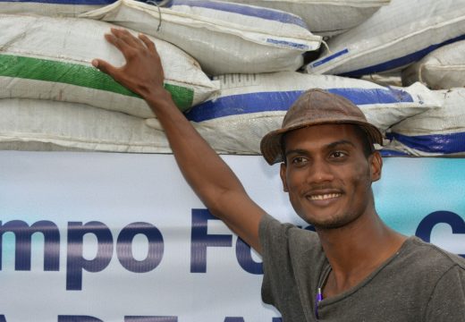 Prefeitura entrega adubo para produtores rurais do Cangula e fortalece agricultura familiar