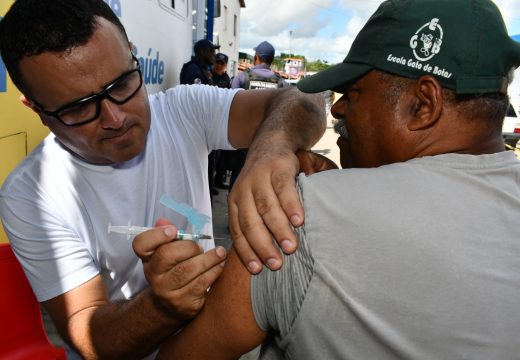 Unidade móvel leva atendimentos de saúde aos permissionários e clientes da Central de Abastecimento