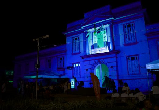 Iluminação simbólica marca Dia Mundial de Conscientização do Autismo em Alagoinhas