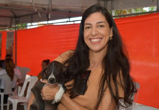 Abril Laranja: cães e gatos ganham novos lares em feira de adoção animal