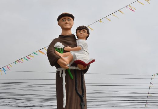 Comunidade do Alto do Santo Antônio recebe estátua do padroeiro de Alagoinhas
