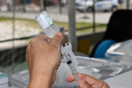 Vacinação infantil: Sesau anuncia substituição da vacina MenC pela ACWY no reforço de um ano