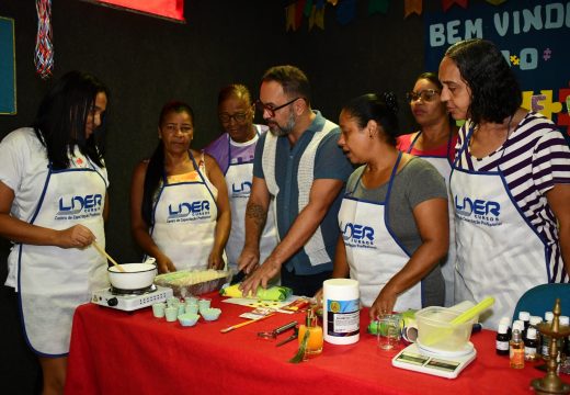Prefeitura de Alagoinhas promove curso de geração de renda com óleos essenciais e sabonete medicinal nas unidades do CRAS do município