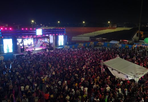 São João de Alagoinhas: milhares de forrozeiros curtem a primeira noite de festa na Arena Zé Ribeiro