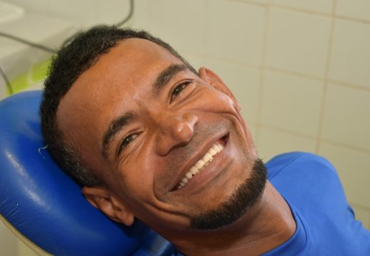 Saúde bucal: Prefeitura de Alagoinhas faz entrega de próteses dentárias