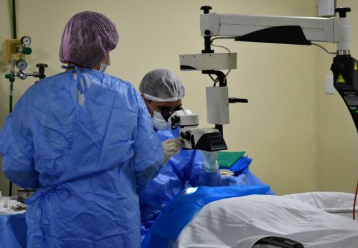 Prefeitura de Alagoinhas realiza mutirão de cirurgias oftalmológicas com tecnologia inédita no município