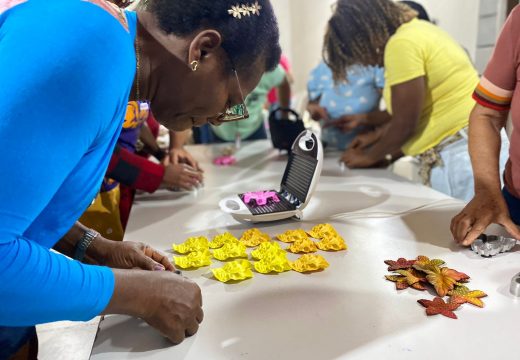 Oficina de Flores Artificiais no CRAS Boa União incentiva empreendedorismo feminino