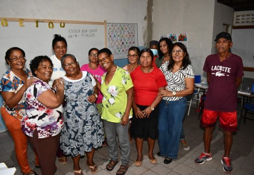 Alfabetização de jovens e adultos em Alagoinhas transforma vidas e estimula socialização