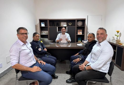 Gustavo Carmo sanciona lei que concede auxílio-fardamento para a Guarda Municipal de Alagoinhas