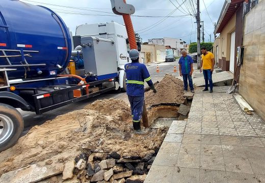 Drenagem e manutenção são realizados em diversos pontos da cidade