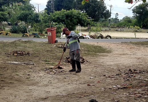 Seman faz trabalho de limpeza, roçagem e pintura de guias em diversos bairros