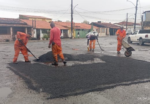 Ações de drenagem, tapa-buracos e roçagem avançam em Alagoinhas