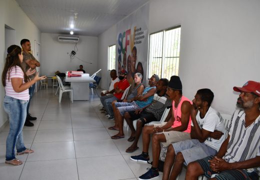 Raízes da Comunidade: homens do CRAS Nova Brasília iniciam horta coletiva