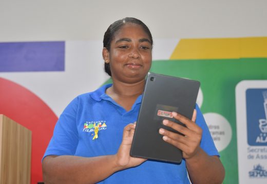Alagoinhas moderniza atendimento do Cadastro Único com entrega de tablets