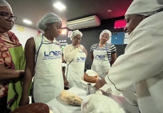 Oficina de Confeitaria Básica no CRAS Mangalô capacita moradores para geração de renda