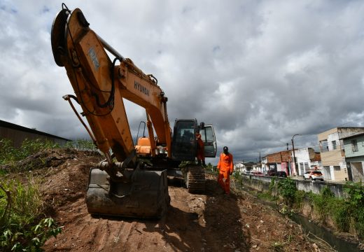 Chuvas de verão: Alagoinhas intensifica limpeza e desassoreamento de rios para prevenir inundações