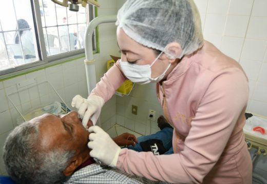Saúde bucal: mais de 100 próteses dentárias são entregues em Alagoinhas