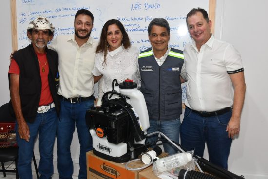 Governo do Estado entrega bombas costais à Prefeitura de Alagoinhas para reforçar combate às arboviroses