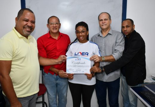 Alunos recebem certificado de curso profissionalizante de informática