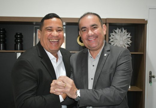Prefeito Gustavo Carmo transmite cargo ao vice Luciano Sérgio antes de viagem internacional