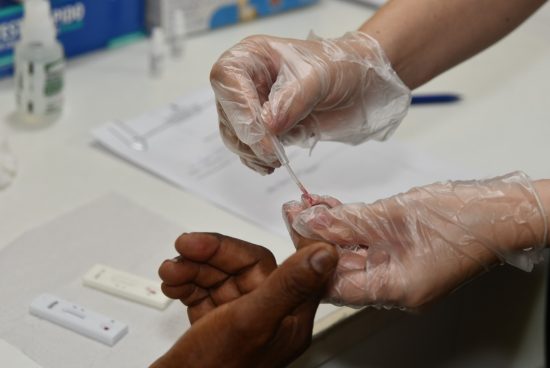 Outubro Verde: Sesau realiza testagem gratuita para sífilis na Central de Abastecimento