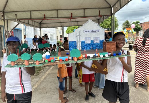 Creche Municipal São José realiza caminhada educativa sobre antirracismo, identidade e o direito de brincar
