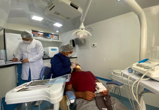 Odontomóvel inicia operação e leva atendimento bucal aos moradores do Catuzinho