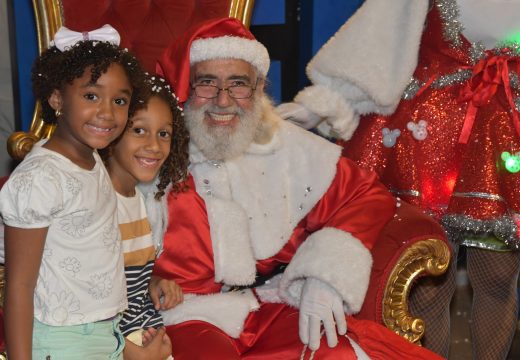 Papai Noel encanta famílias de Alagoinhas na Praça Ruy Barbosa