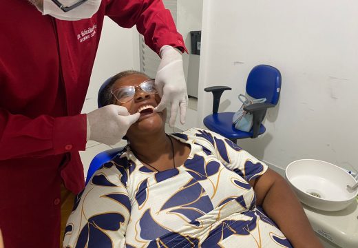 Prefeitura de Alagoinhas entrega última remessa de próteses dentárias em 2025