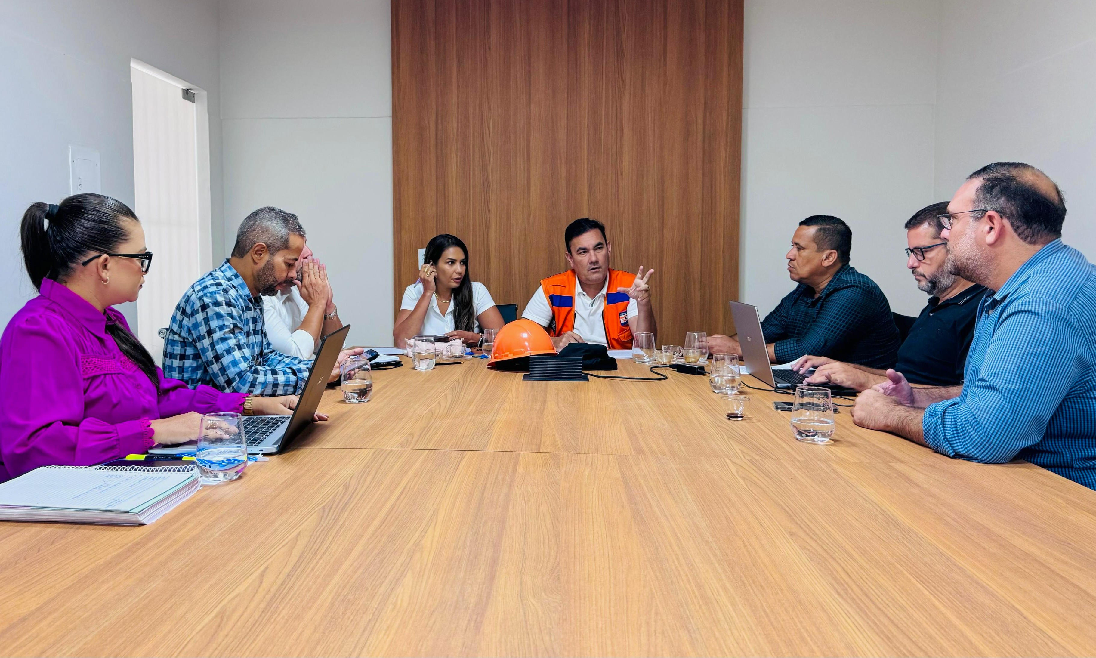 Prefeito reúne equipe para discutir suspensão do evento