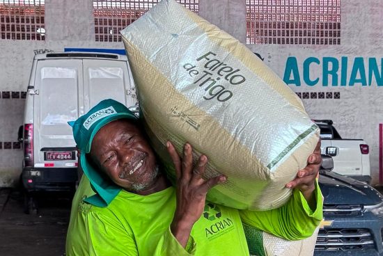 Catadores recebem apoio da Prefeitura com suplemento para alimentação dos equinos