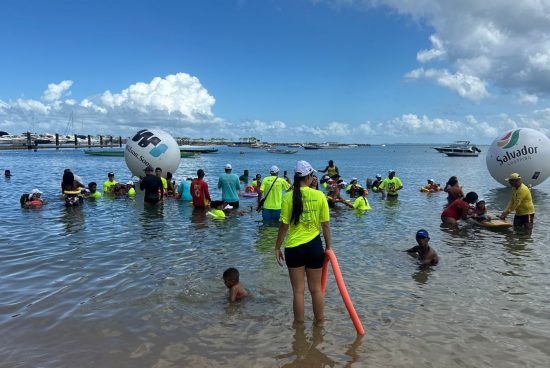 Projeto leva pessoas com deficiência de Alagoinhas para banho de mar assistido