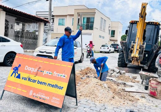 Prefeito Gustavo Carmo vistoria serviços de manutenção em ruas de Alagoinhas